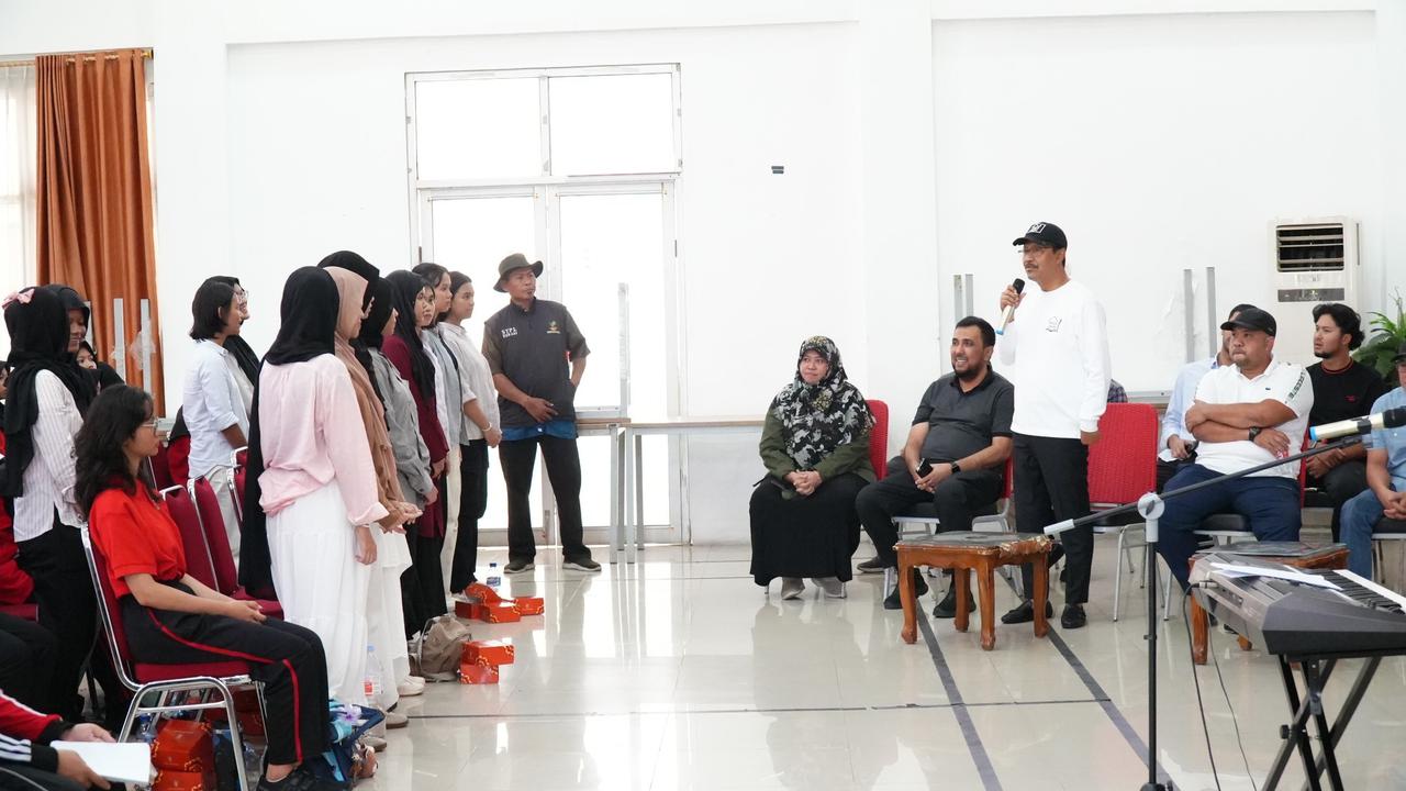 Mensos Saifullah Yusuf (Gus Ipul) berdialog dengan siswa dari enam Sekolah Rakyat
