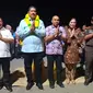 Dalam kunjungan itu, Bupati Pulau Taliabu Aliong Mus menyambut kedatangan Kepala Kajati Maluku Utara Budi Hartawan Panjaitan/Istimewa.