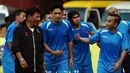 Usai berlatih, Ibnu Jamil (kedua dari kiri) terlihat berbincang akrab dengan pelatih Indonesia All Star, Benny Dollo di stadion GBK Jakarta, (1/6/2014). (Liputan6.com/Helmi Fithriansyah)