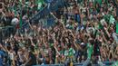 Salah satu aksi Bonek saat mendukung Persebaya Surabaya melawan PSPS Riau pada laga 8 Besar Liga 2 Grup Y di Stadion GBLA, Bandung, Sabtu (18/11/2017). Persebaya Menang 1-0. (Bola.com/Nicklas Hanoatubun)
