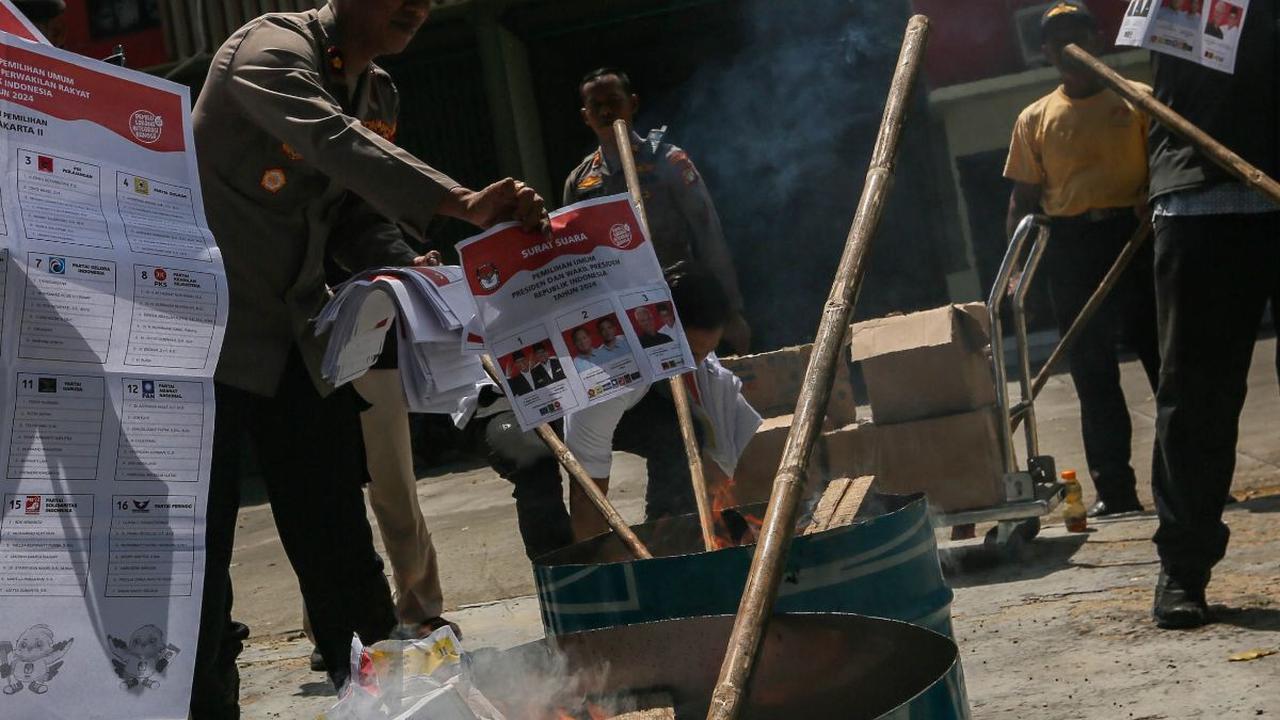 Anggota Komisi Pemilihan Umum (KPU) bersama dengan TNI, Polri, serta Bawaslu memusnahkan surat suara Pemilu 2024 dengan cara dibakar di Gudang Logistik KPU RI, Benda, Kota Tangerang, Banten, Selasa (13/2/2024).&nbsp;Liputan6.com/Angga Yuniar