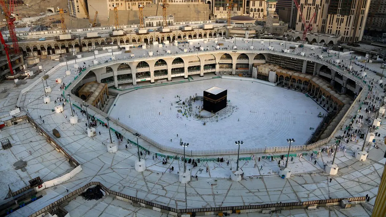 Potret Ka'bah disterilisasi