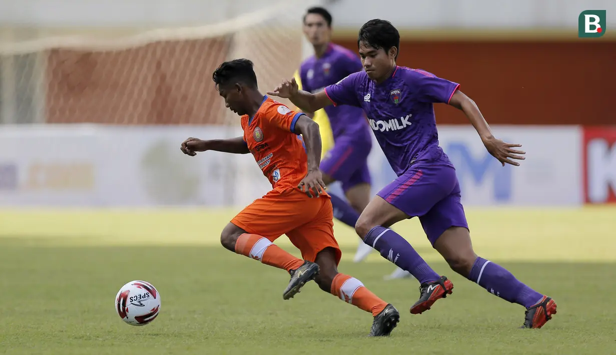 Assanur Rijal (kiri). Merupakan pemain eks Aceh United di Liga 3 yang membantu timnya promosi ke Liga 2 2018 dan terpilih sebagai pemain terbaik Liga 3. Pada 2019 ia dikontrak Persiraja untuk bermain di Liga 2 dan akhirnya berhasil promosi ke Liga 1 setahun berikutnya. (Bola.com/Arief Bagus)