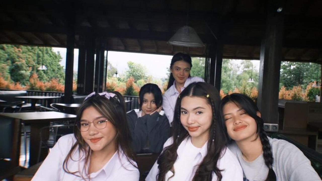 Sridevi pun kerap kali membagikan potret dirinya bersama 'circle' cantik MAGIC 5 di media sosial, menunjukkan kedekatan dan kekompakan mereka.<br>