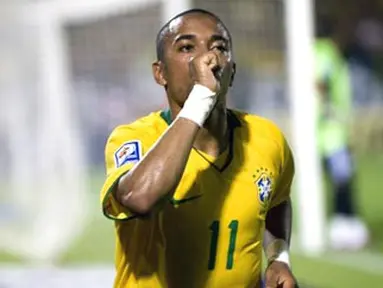 Brazilian striker Robinho celebrates after scoring against Paraguay during their FIFA World Cup South Africa 2010 qualifier match at Arruda stadium in Recife, Brazil on June 10, 2009. AFP PHOTO/ANTONIO SCORZA
