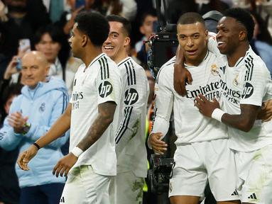 Penyerang Real Madrid, Vinicius Junior (kanan) merayakan golnya saat lanjutan Liga Spanyol 2024/2025 melawan Girona FC di Stadion Santiago Bernabeu, Madrid, 23 Februari 2025. (Pierre-Philippe MARCOU/AFP)