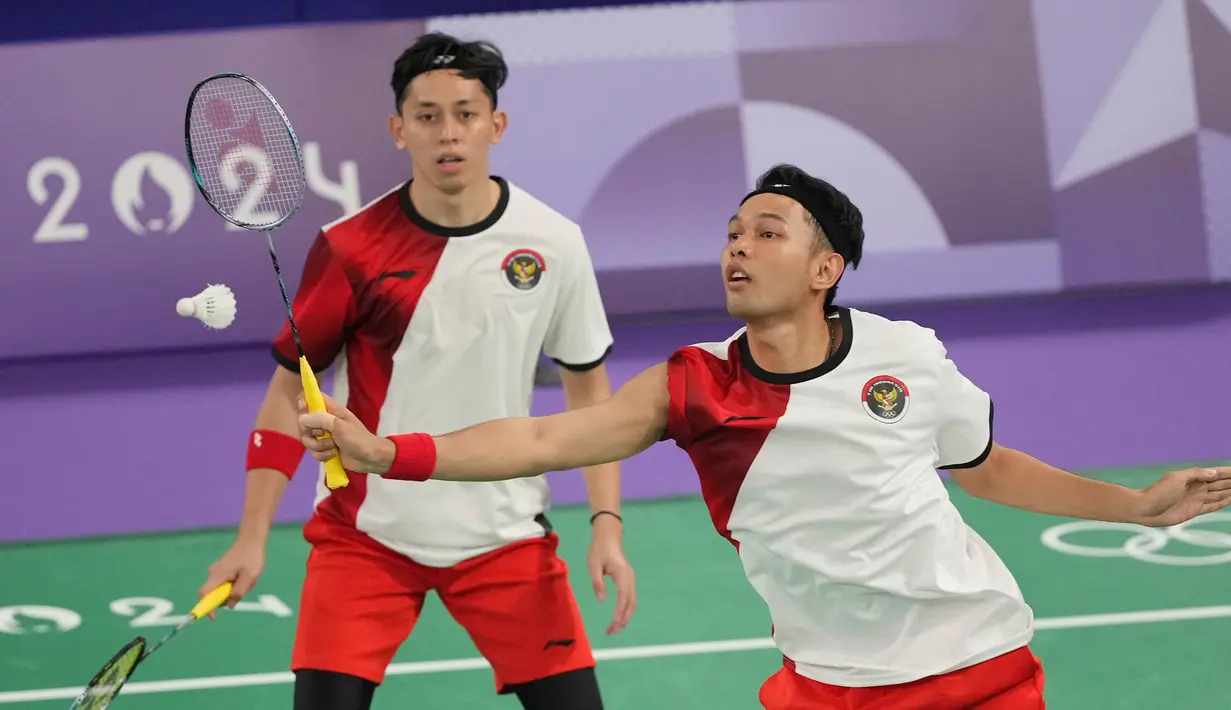 Fajar Alfian dan Muhammad Rian Ardianto menang mudah dan unggul dua set langsung 21-13 dan 21-10. (AP Photo/Dita Alangkara)