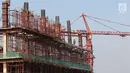 Pekerja menyelesaikan pembangunan gedung bertingkat di Jakarta, Senin (7/5). Badan Pusat Statistik (BPS) melansir pertumbuhan ekonomi kuartal 1 2018 mencapai 5,06%.(Liputan6.com/Immanuel Antonius)