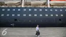 Seorang turis asing berjalan usai turun dari Kapal Pesiar Volendam asal Belanda di Pelabuhan Tanjung Priok, Jakarta, Kamis (7/1/2016). Kapal ini mengangkut wisata asing dari beberapa negara. (Liputan6.com/Faizal Fanani)