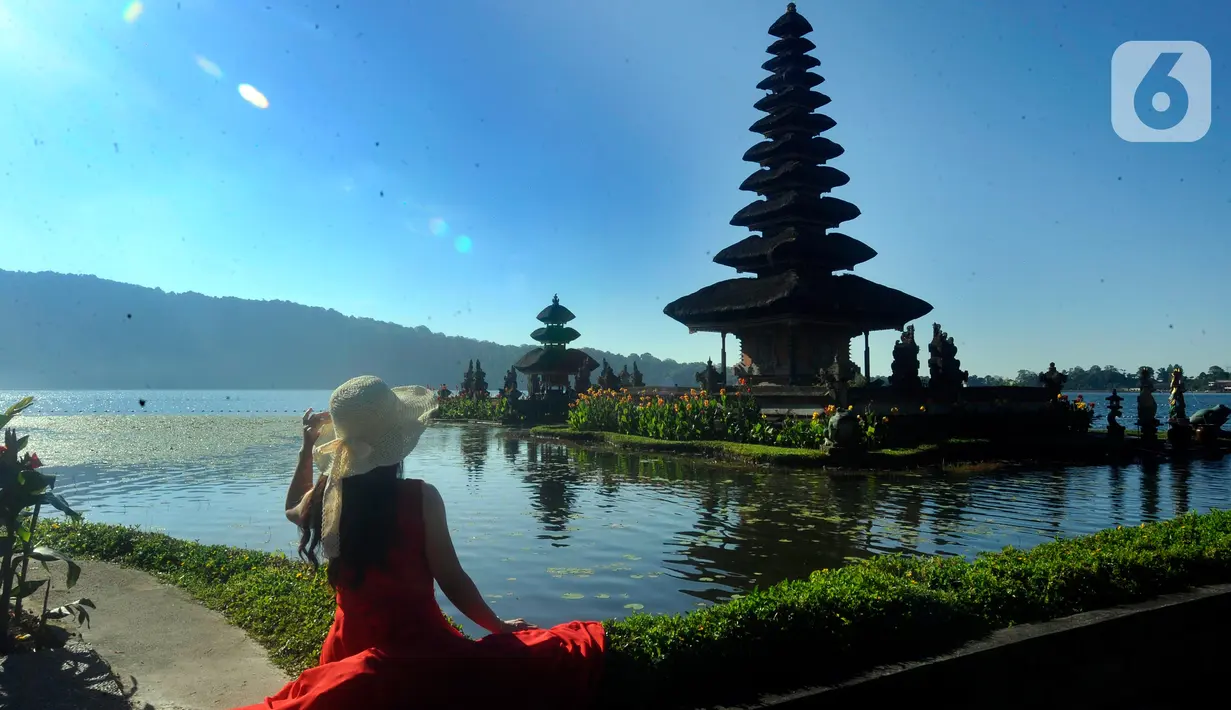 Sampai saat ini, masih belum ditemukan sumber pasti yang mengungkapkan sejarah berdirinya Pura Ulun Danu Beratan. Satu-satunya sumber yang ditemukan adalah Lontar Babad Mengwi. Di dalamnya dijelaskan bahwa Pura Ulun Danu Beratan didirikan oleh I Gusti Agung Putu sekitar tahun Saka 1556 atau 1634 M. (merdeka.com/Arie Basuki)