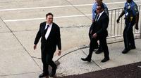 Elon Musk berjalan dari pusat peradilan di Wilmington, Delaware, Amerika Serikat, Senin (12/7/2021). Elon Musk menjadi saksi untuk mempertahankan perannya dalam akuisisi SolarCity senilai USD 2,6 miliar atau sekitar Rp 37,71 triliun oleh Tesla. (AP Photo/Matt Rourke)