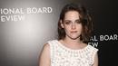 Aktris Kristen Stewart berpose saat menghadiri acara National Board of Review Gala 2015 di New York, Selasa (5/1/2016). Mantan kekasih Robert Pattinson itu tampil dengan tatanan rambut yang ditata bergelombang. (REUTERS / Andrew Kelly)