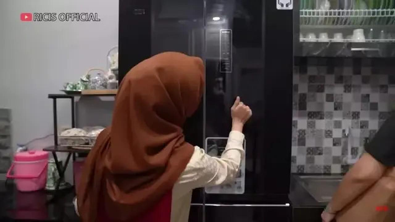 Potret Dapur Minimalis Mpok Alpa, Modelnya Simpel Monokrom dengan Desain yang Elegan