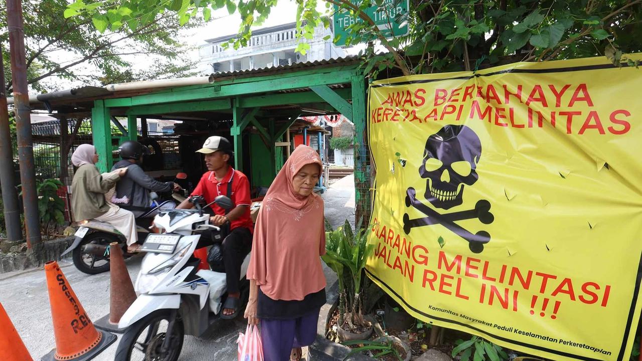 FOTO: Perlintasan Liar Tebet Ditutup Demi Keselamatan Warga