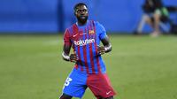 Samuel Umtiti. Bek tengah ini didatangkan dari Lyon pada awal musim 2016/2017. Pada dua musim pertamanya ia sempat jadi pilihan utama di lini belakang Barcelona. Setelah itu performanya menurun dan lebih sering dicadangkan akibat cedera. Musim ini ia sama sekali belum dimainkan. (AFP/Pau Barrena)
