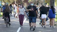 Sejumlah orang menikmati hari yang cerah di Tel Aviv, Israel, pada 26 Desember 2020. Karantina wilayah (lockdown) penuh ketiga akan diberlakukan secara nasional di Israel mulai Minggu (27/12) pukul 17.00 waktu setempat. (Xinhua/JINI/Gideon Markowicz)
