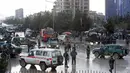 Petugas keamanan setempat berjaga di sekitar lokasi bom bunuh diri di Kabul, Afghanistan (15/11). Bom bunuh diri ini meledak di dekat sebuah pertemuan politik di ibukota Afghanistan, Kabul. (AP Photo/Rahmat Gul)