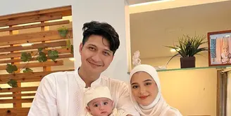 Ini menjadi tahun pertama Yasmine dan Aditya Zoni merayakan lebaran dengan anak, Zayn.