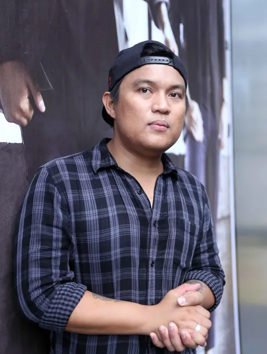 "Billy punya kesempatan bagus di musik. Dia juga niat membawakannya. Gue salut sama Billy dan akhirnya lagu ini kelar juga," ungkap Posan Tobing di Studio 18, kawasan Gajah Mada, Jakarta Pusat, Senin (8/2/2016). (Nurwahyunan/Bintang.com)