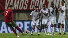 Timnas Portugal berhasil meraih kemenangan 3-0 atas Qatar pada laga uji coba di Estadio Algarve, Minggu (10/10/2021) dini hari WIB. Satu dari tiga gol Portugal disarangkan Cristiano Ronaldo. (AFP/Carlos Costa)
