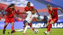 Striker Inggris, Dominic Calvert-Lewin, berusaha melewati pemain Belgia pada laga UEFA Nations League di Stadion Wembley, Minggu (11/10/2020). Inggris menang dengan skor 2-1. (Michael Regan/Pool via AP)