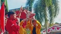 Mahasiswa Kalteng Bawa Kepala Babi Saat Demo