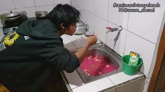 6 Wadah Tempat Minum Es Buah Ini Absurd, Bikin Tepuk Jidat