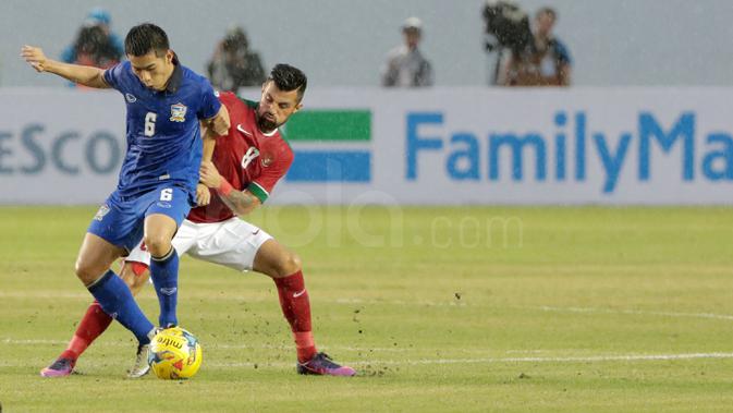 Stefano Lilipalys saat  berebut bola dengan pemain Thailand pada laga AFF Suzuki Cup 2016 di Philippine Sports Stadium, Sabtu (19/11/2016). (Bola.com/Nicklas Hanoatubun)