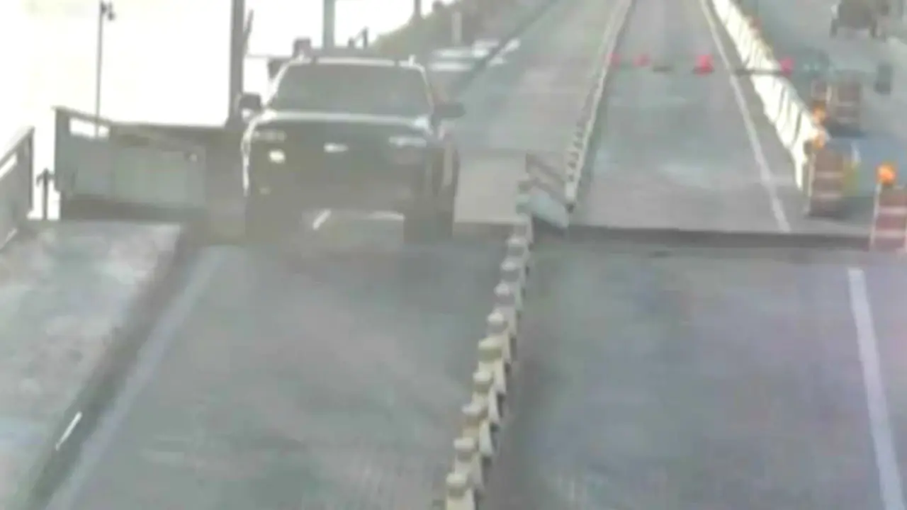 Nyaris Celaka, Mobil Ini Lompati Jembatan Yang Membuka 