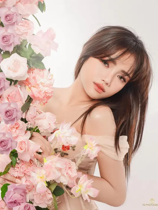 Rambut Fuji di-styling dengan gaya simple, tipikal rambut lurus dengan curtain bang [@fuji_an]