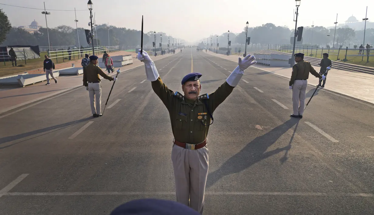 Seorang anggota band musik pasukan paramiliter India memberikan komando kepada kontingennya saat mereka berlatih berbaris untuk parade hari Republik mendatang di New Delhi, India, Kamis (19/1/2023). Hari Republik India akan dirayakan pada 26 Januari. (AP Photo/Manish Swarup)