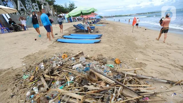 Aksi Bule Belanda Kumpulkan Sampah di Pantai Kuta Bali