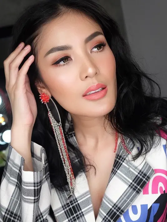 Penyegaran anting hoop dengan juntaian rantai yang menarik (Foto: Instagram @nindyayunda)