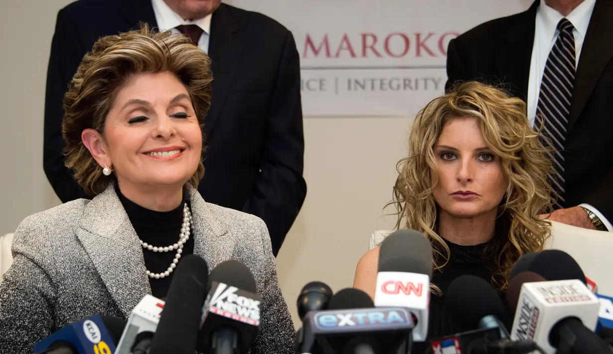 Summer Zervos (kanan) bersama kuasa hukumnya, Gloria Allred saat konpers di Los Angeles, AS (17/1). Summer juga menyatakan Trump berbohong atas bantahan melecehkan sejumlah wanita. (AFP Photo/Valerie Macon)