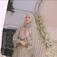 Dress dengan warna sage itu begitu indah dengan payet dan bordir yang cantik. [Foto: Instagram/hijazpictura]