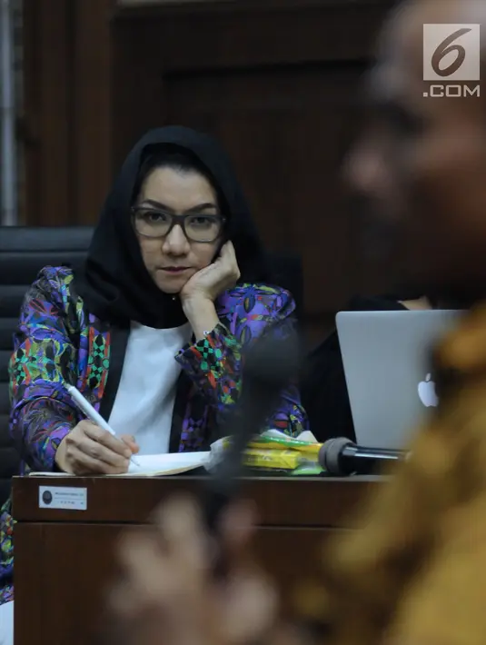 Terdakwa gratifikasi dan suap pemberian izin lokasi perkebunan kelapa sawit, Rita Widyasari menyimak keterangan saksi pada sidang lanjutan di Pengadilan Tipikor, Jakarta, Rabu (11/4). Sidang mendengar keterangan saksi. (Liputan6.com/Helmi Fithriansyah)