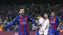 Striker Barcelona, melakukan selebrasi usai mencetak gol saat pertandingan melawan Sevilla pada Lanjutan liga Spanyol di Stadion Camp Nou, Rabu (5/4/2017). Barcelona mengakhiri laga dengan keunggulan 3-0 atas Sevilla. (AP/Manu Fernandez)