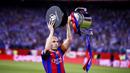 Andres Iniesta - Jebolan akademi La Masia ini merupakan pemain kunci Barcelona selama bertahun-tahun. Pemain yang saat ini memperkuat klub asal Jepang Vissel Kobe itu telah meraih 39 trofi. (AFP/Josep Lago)
