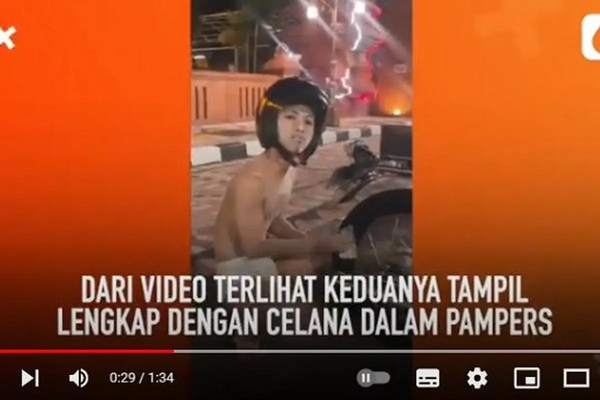 Dua pengendar sepeda sepeda motor berdandan ala tuyul dan berkeliling Mojokerto, Jawa Timur. (YouTube Liputan6)