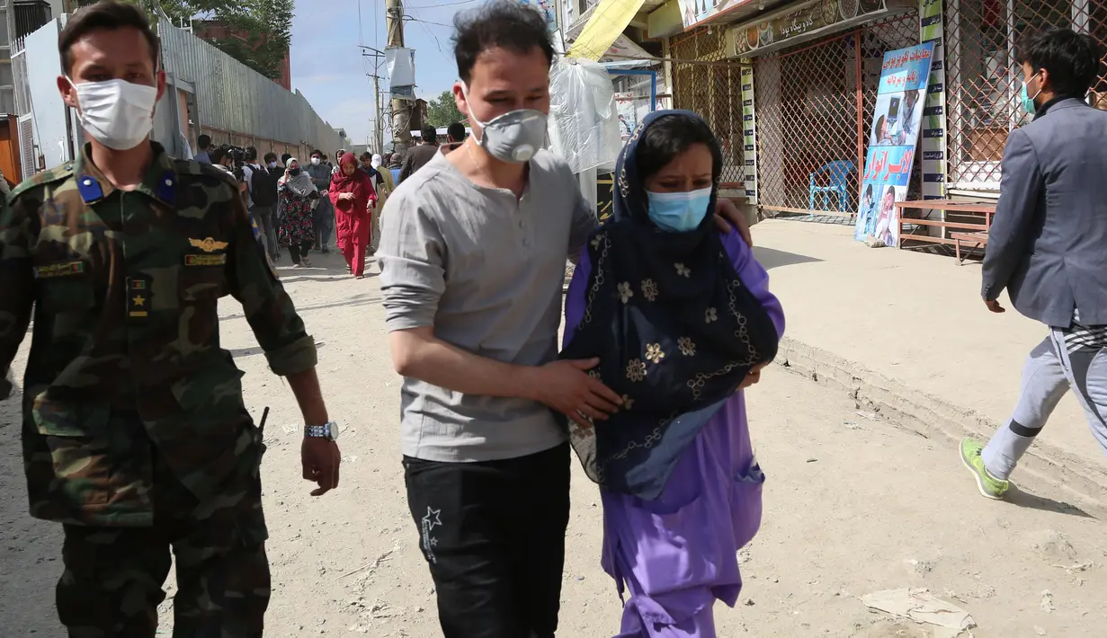 Seorang pria Afghanistan membantu petugas kesehatan menyusul serangan di sebuah rumah sakit di Kabul, ibu kota Afghanistan (12/5/2020).  (Xinhua/Rahmatullah Alizadah)