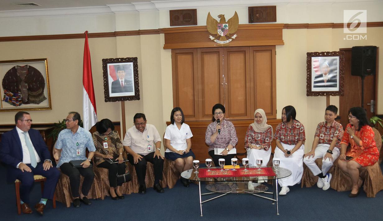 Menkes Nila F Moeloek bersama tiga pelajar SMA asal Palangkaraya dan penemu alat diagnosis diabetes Celestine Jovanna Wenardy jumpa pers terkait bajakah di Kemenkes, Jakarta, Senin (26/8/2019).  (Liputan6.com/Herman Zakharia)