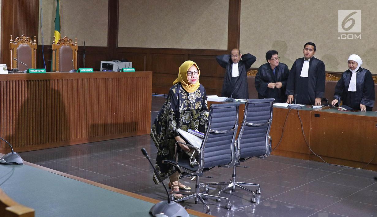 Mantan Dirut Pertamina Karen Agustiawan usai menjalani sidang vonis di Pengadilan Tipikor, Jakarta, Senin (10/6/2019). Vonis hakim terhadap lebih ringan dari tuntutan jaksa penuntut umum yang menuntutnya 15 tahun penjara serta membayar uang pengganti Rp 284 miliar. (Liputan6.com/Herman Zakharia)