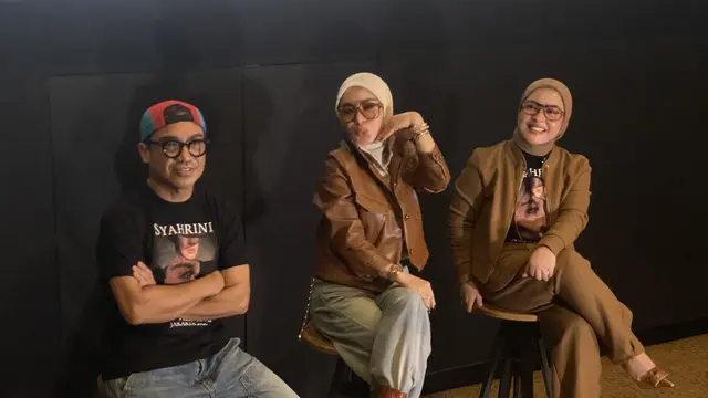 Dino Hamid, Syahrini, dan Aisyahrani dalam konferensi pers Syahrini: Aku Kembali Live in Concert yang dihelat di kawasan SCBD, Jakarta, Selasa (27/10/2026). (Liputan6.com/Nola Vemiliana)
