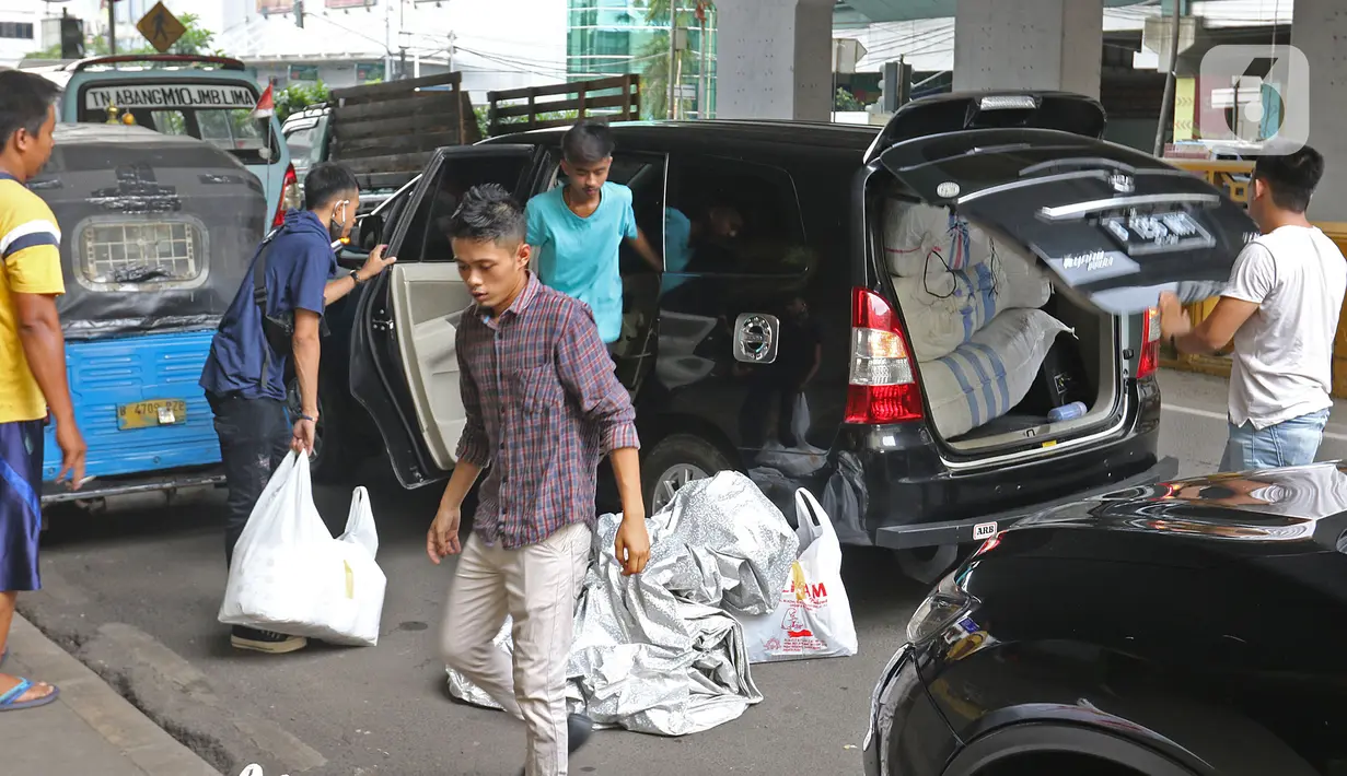 Aktivitas orang-orang di Kawasan Pasar Tanah Abang yang tutup, Jakarta, Senin (6/4/2020). Pemerintah Provinsi DKI Jakarta memperpanjang penutupan sementara Pasar Tanah Abang hingga 19 April 2020 sebagai bentuk pencegahan penyebaran virus corona COVID-19. (Liputan6.com/Herman Zakharia)