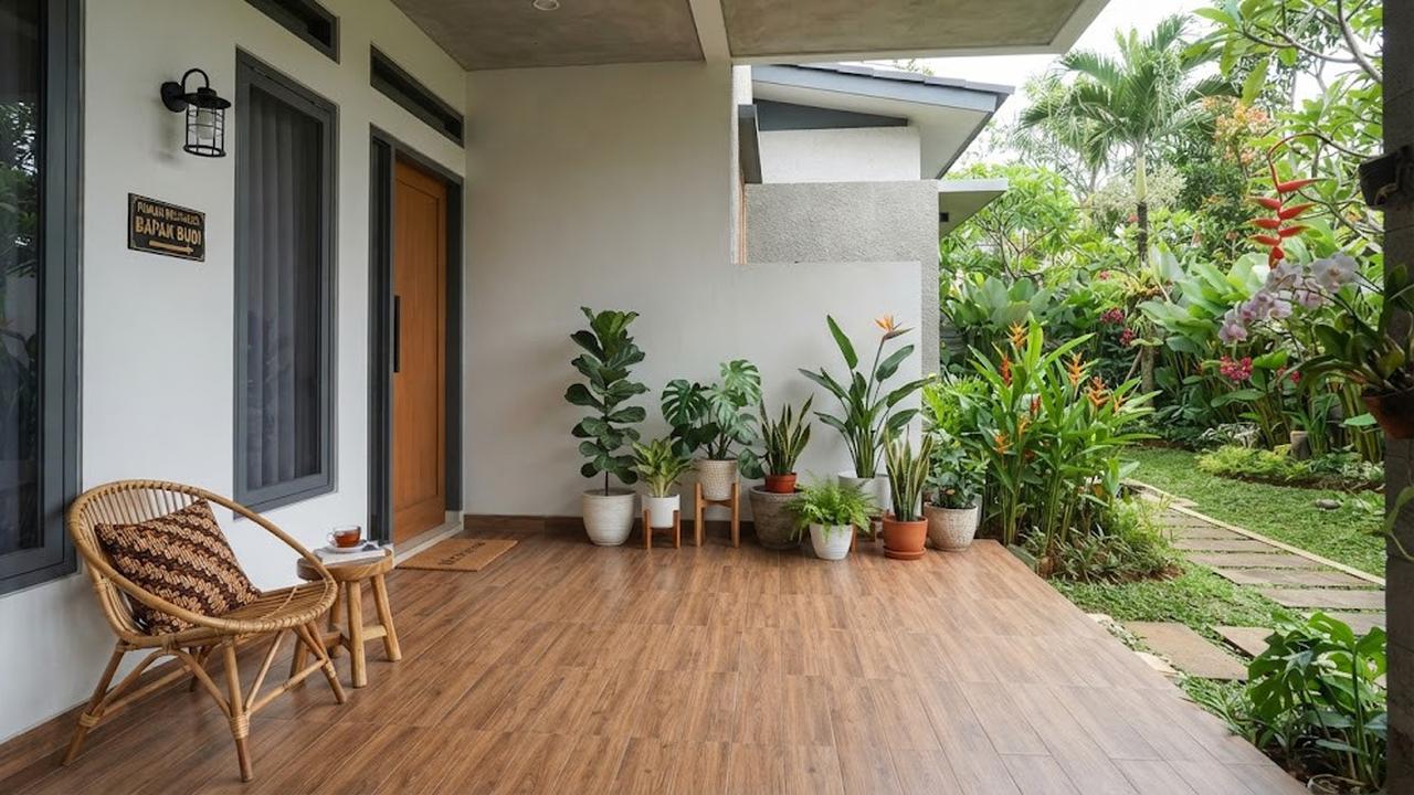 Model teras minimalis dengan lantai motif kayu yang cocok untuk rumah masa kini dengan tambahan tanaman