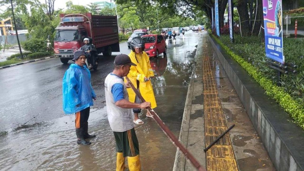 Pemkot Makassar Kerahkan Satgas Drainase Antisipasi Banjir di Titik Rawan