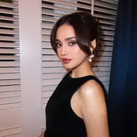 Syifa memancarkan pesona elegan yang terasa dewasa, glamor, namun tetap refined. [@vinkymakeup].