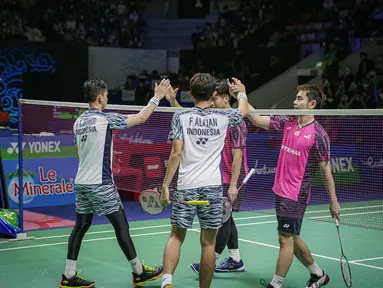 Ganda putra Indonesia Fajar Alvian/Muhammad Rian Ardianto bersalaman dengan Zse Fei/Nur Izzuddin dari Malaysia usai pertandingan Indonesia Open 2022 di Istora Senayan, Jakarta, Rabu (15/6/2022). Fajar Alvian/Muhammad Rian Ardianto menang dengan skor 21-19, 21-14. (Liputan6.com/Faizal Fanani)