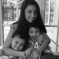 Sejak lama Tsania Marwa tak bisa bebas menemui kedua buah hatinya. Saat sang buah hati berfoto bersama dengan Vonny Cornelia, ia pun menuliskan surat terbuka. (Instagram/tsaniamarwa54)