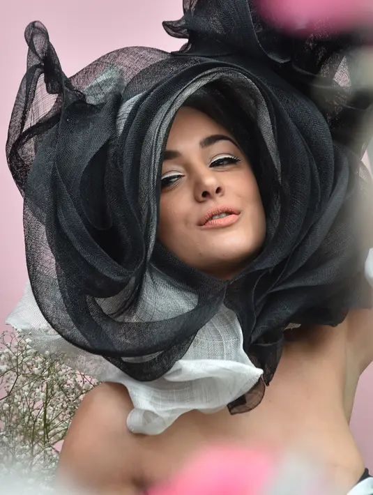 Model berpose sebelum pertandingan balap kuda di Melbourne Cup ke-157 di Flemington Racecourse di Melbourne, Australia, (7/11). Para wanita ini tampil cantik dengan hiasan kepala yang mereka gunakan. (AFP Photo / Paul Crock)